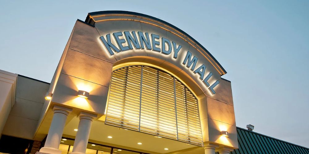 Holiday Photos at Kennedy Mall in Dubuque, IA