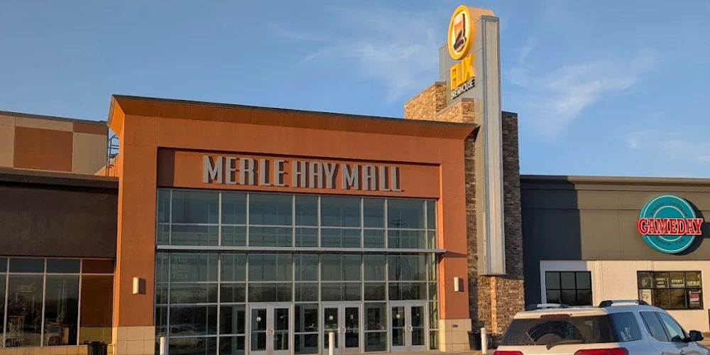 Holiday Photos at Merle Hay Mall in Des Moines, IA
